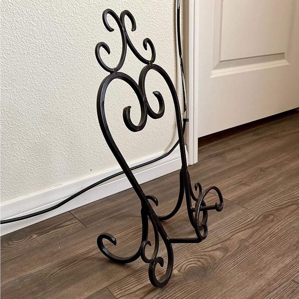 Book/picture stand Metal scroll design